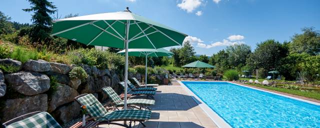 Sonnenliegen am Pool