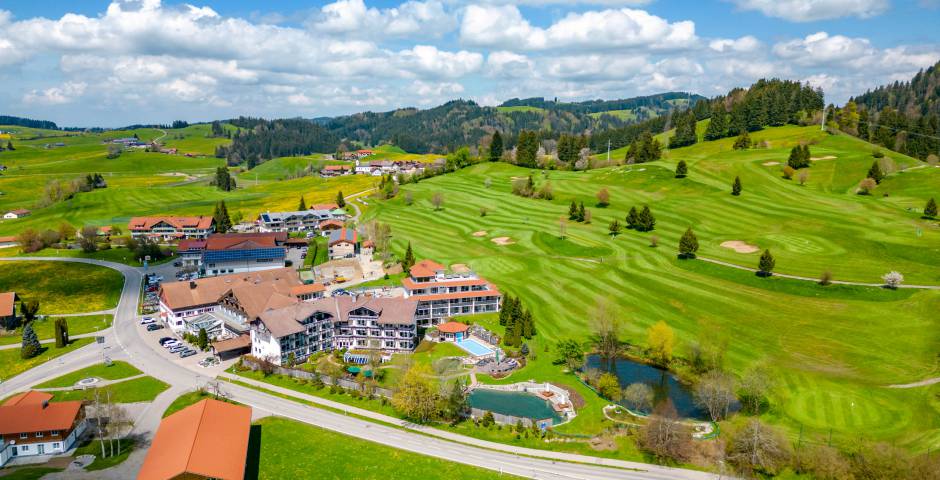 Außenansicht des Hotelresorts im Sommer