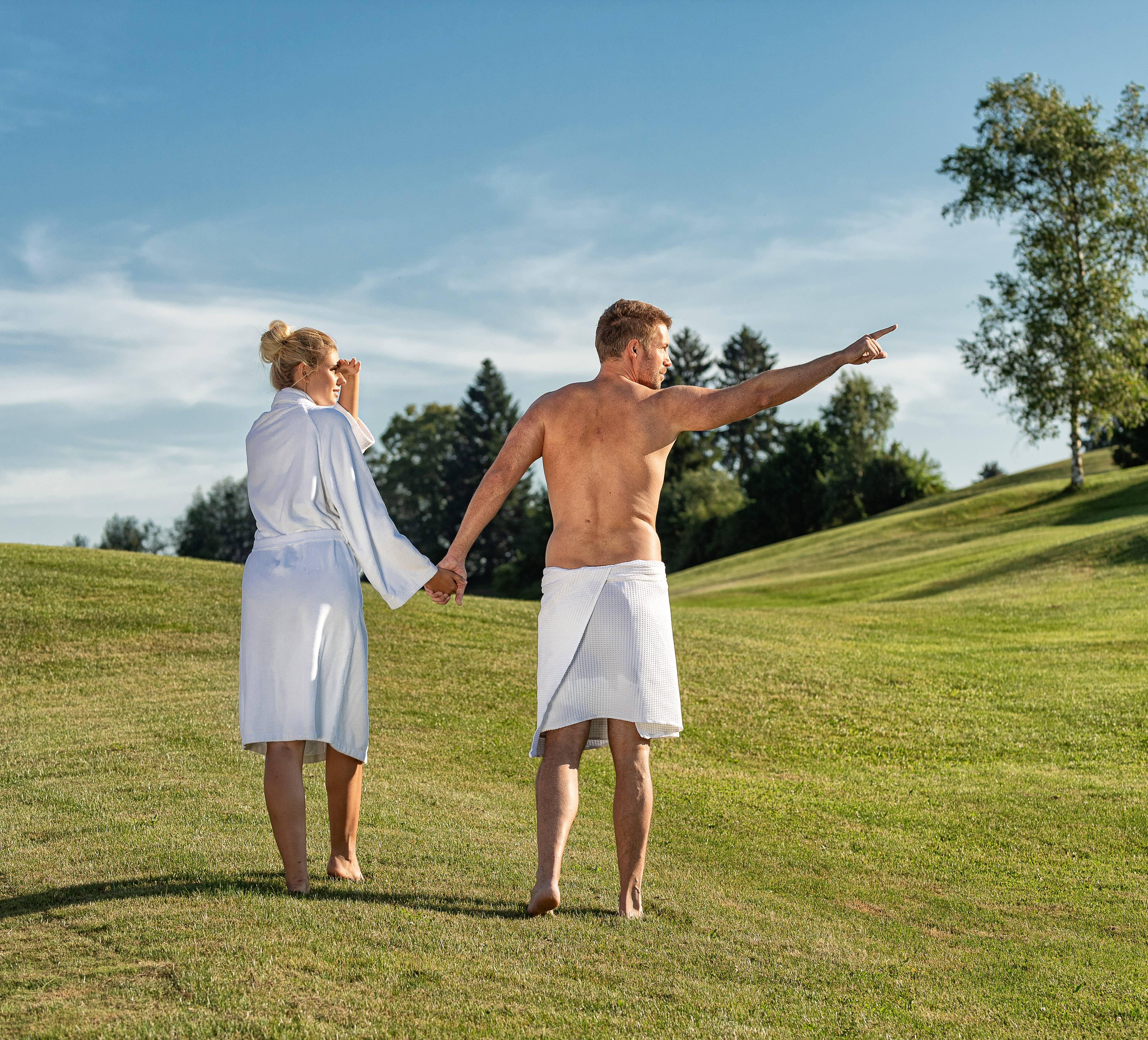 Paar im Garten Wellnessurlaub Hotel Dein Engel