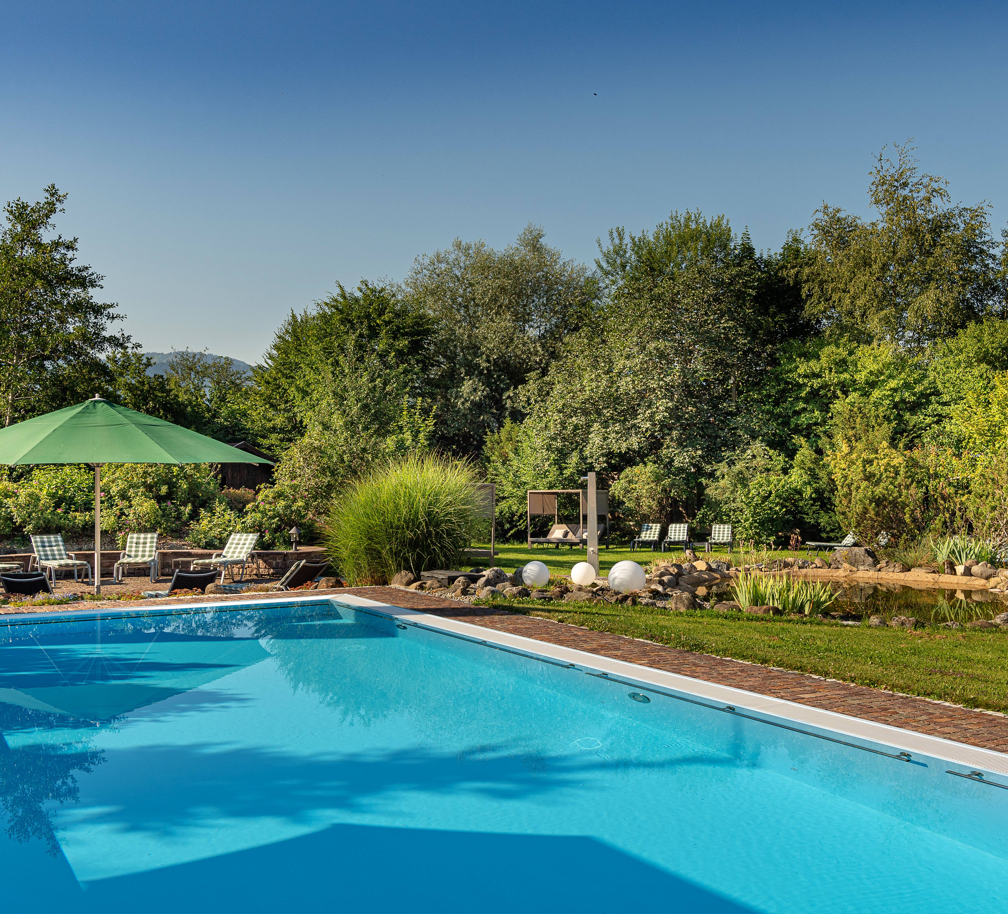 Spacious garden: Rest & relaxation in the green - Hotel Dein Engel Oberstaufen