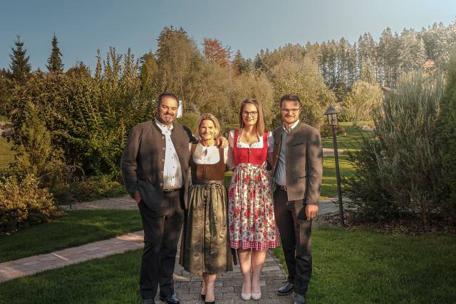 Familie Schadler im Hotelpark