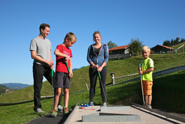 Minigolf spielen im Familienurlaub