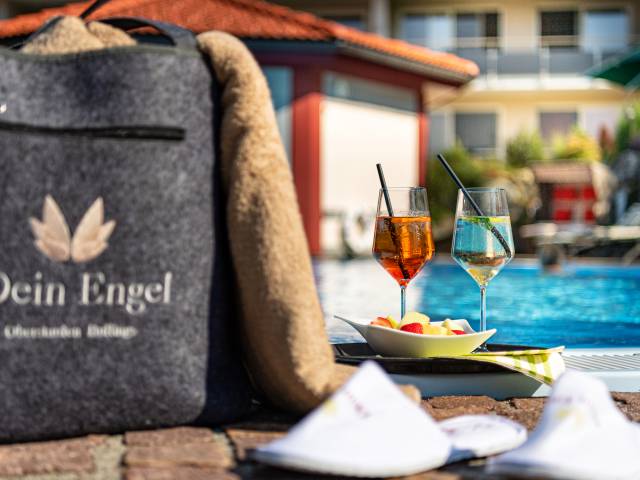 Cocktails & Früchte am Pool Dein Engel