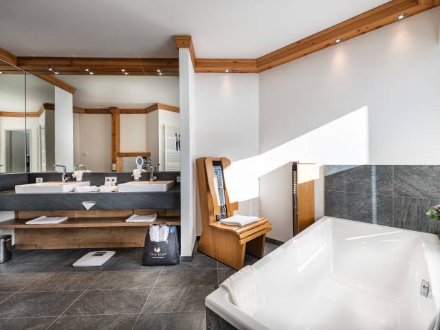 Badezimmer mit Infrarot-Sessel Hotel Dein Engel