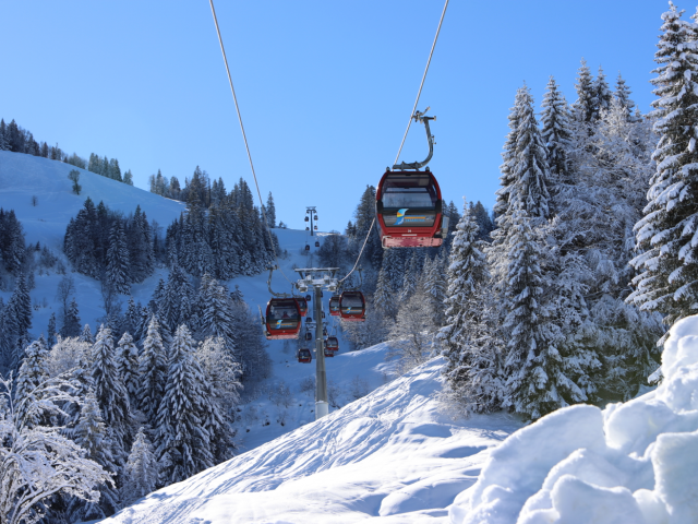 Bergbahn Gondeln im Schnee