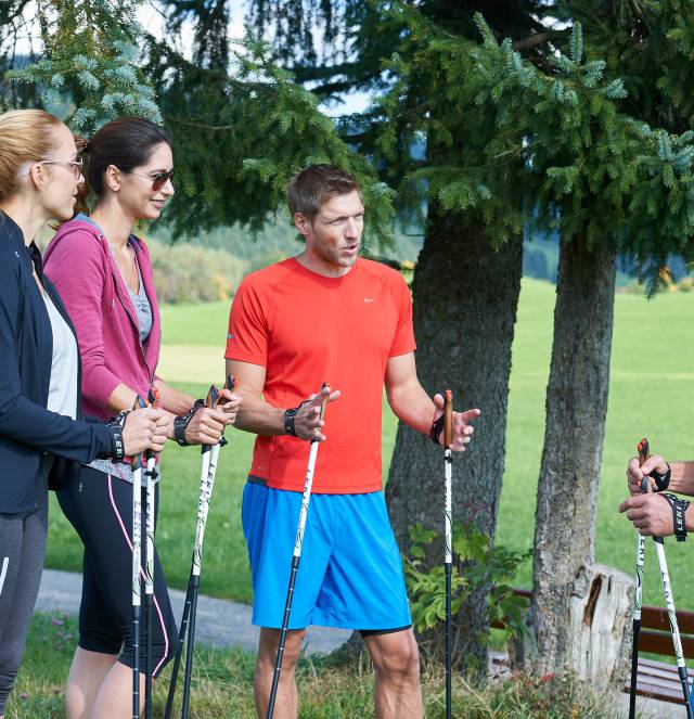 Nordic-Walking Gruppe unterhält sich