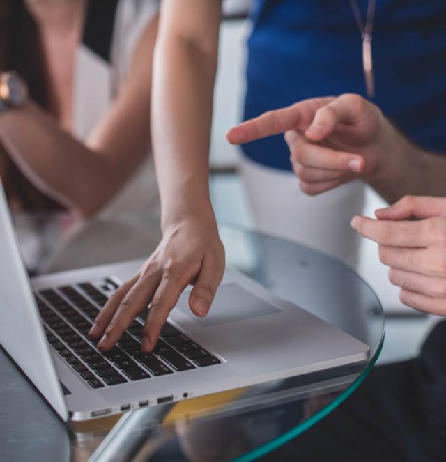 Nahaufnahme Laptop seitlich