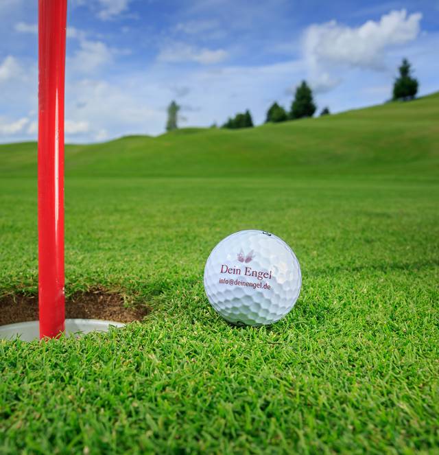 Nahaufnahme Golfball mit Dein Engel Logo