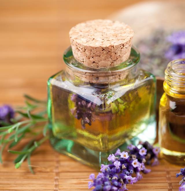 Wellness Ölflaschen mit Lavendel