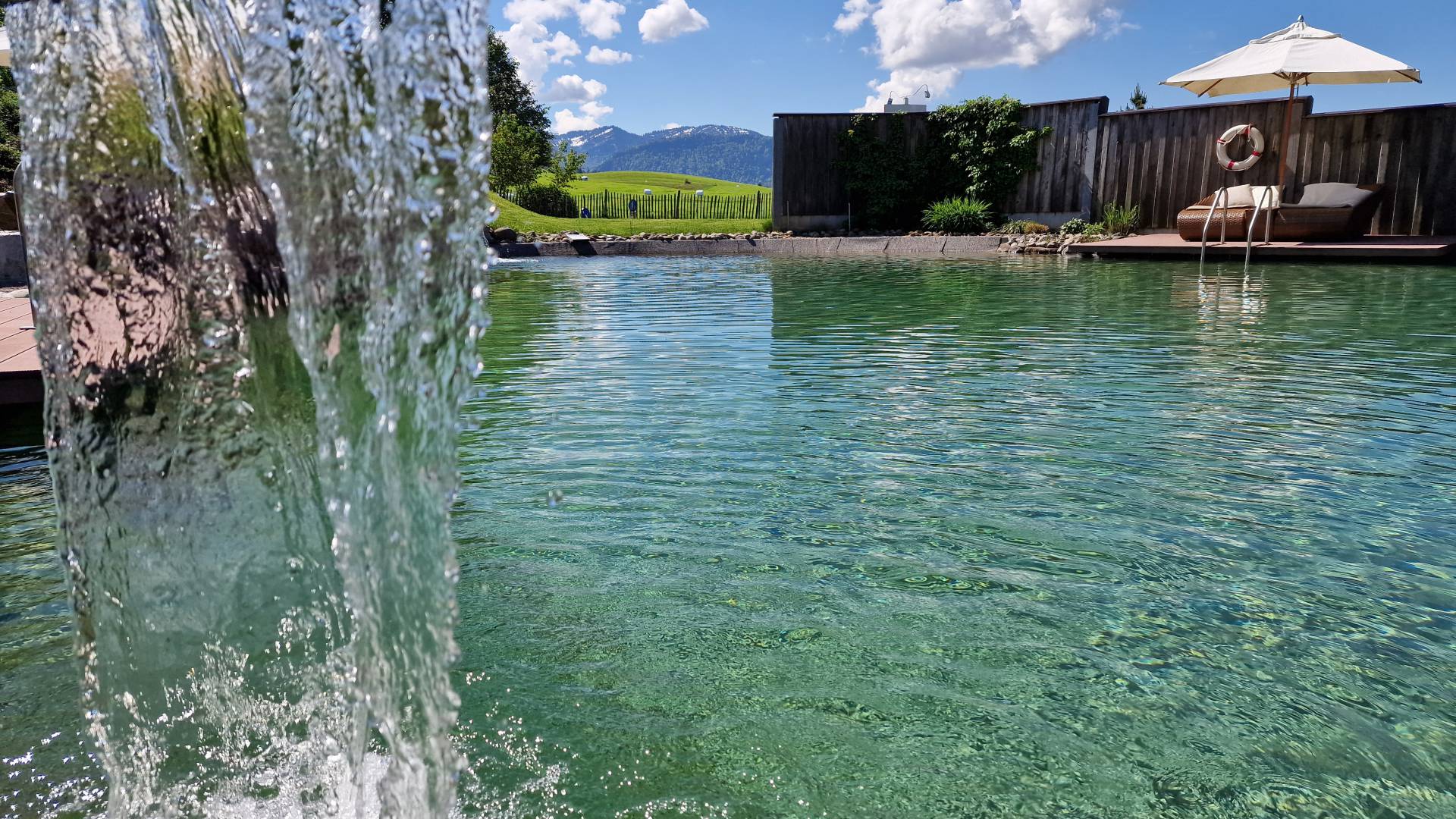 Schwimmen im Schwimmteich - Hotel Dein Engel Oberstaufen