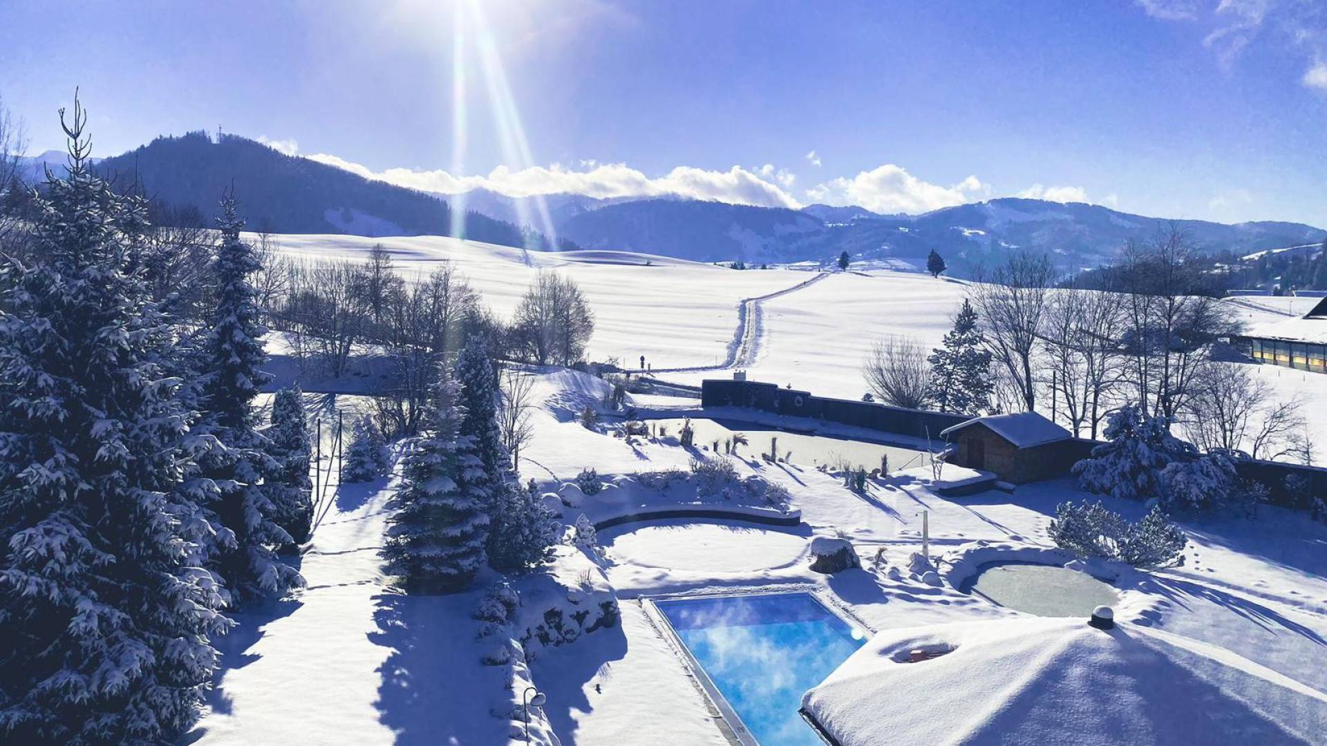 Verschneite Berge, beheiztes Schwimmbad