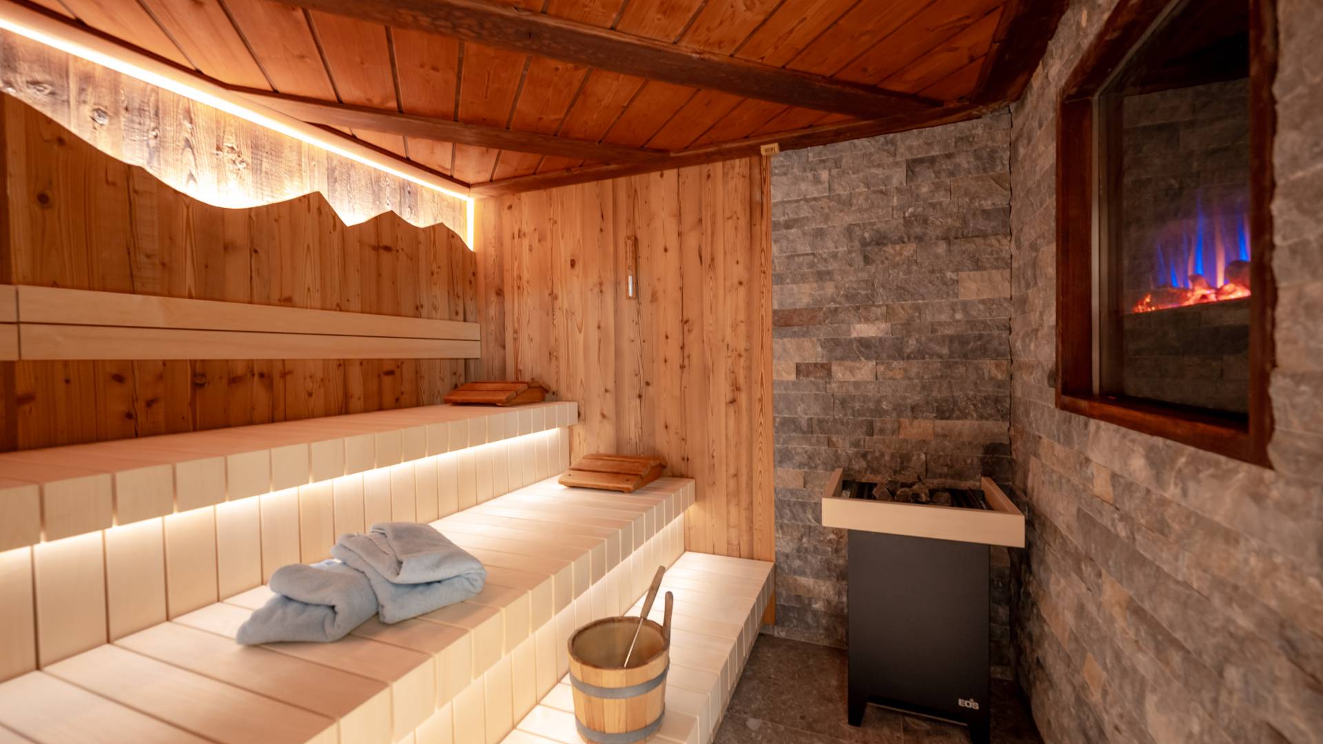 Finnische Sauna mit Bergsilhouette