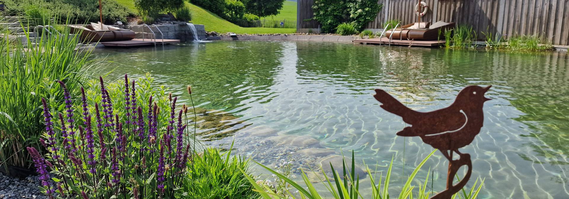 Schwimmteich mit Badebuchten