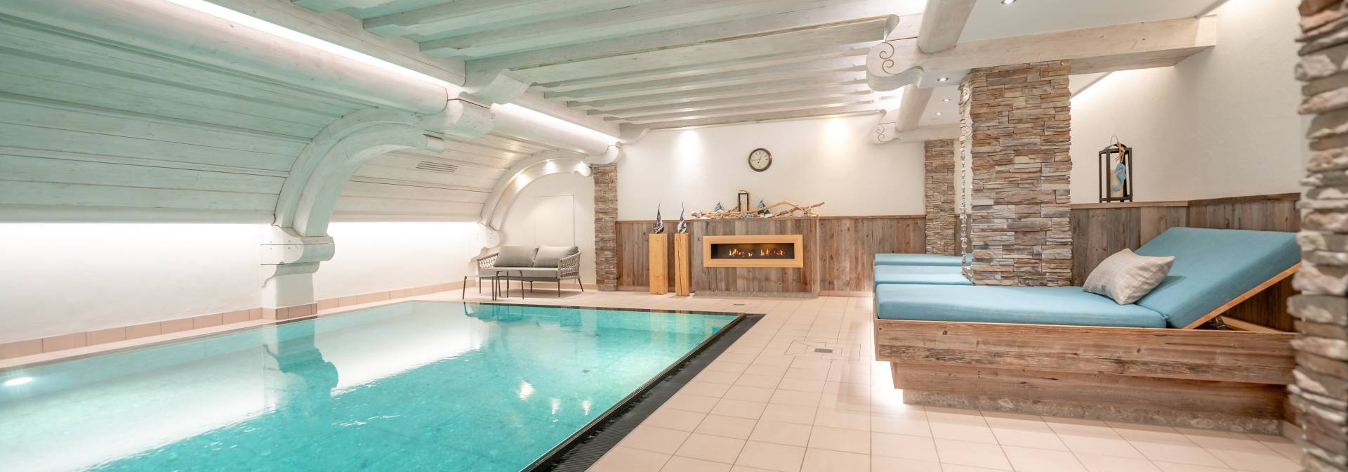 Hallenbad mit Liegeflächen