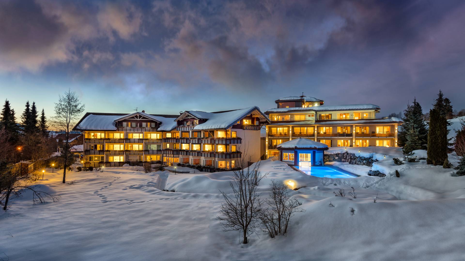 schneebedecktes Wellnesshotel Dein Engel Oberstaufen Dämmerung