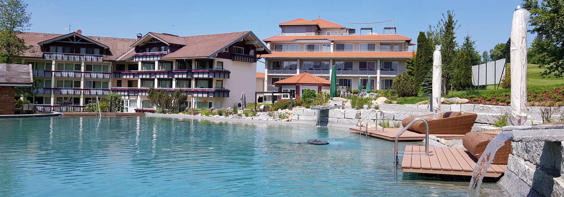 Natur-Schwimmteich im Hotelgarten